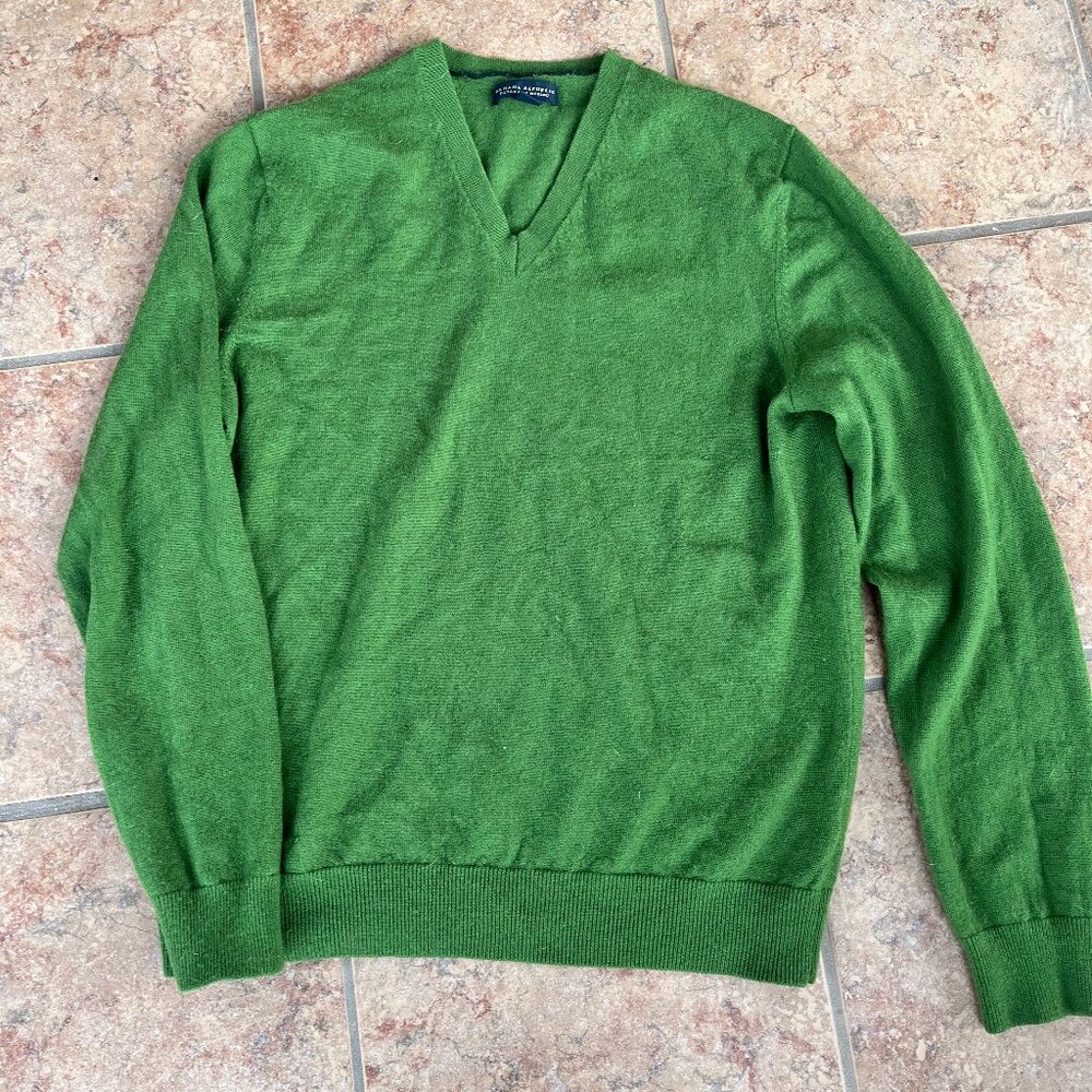 Banana Republic Extra-Fine Merino Wool V-Neck Sweater – Large